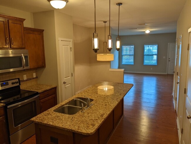 Building Photo - 3- Bedroom Townhome in Prosperity Place