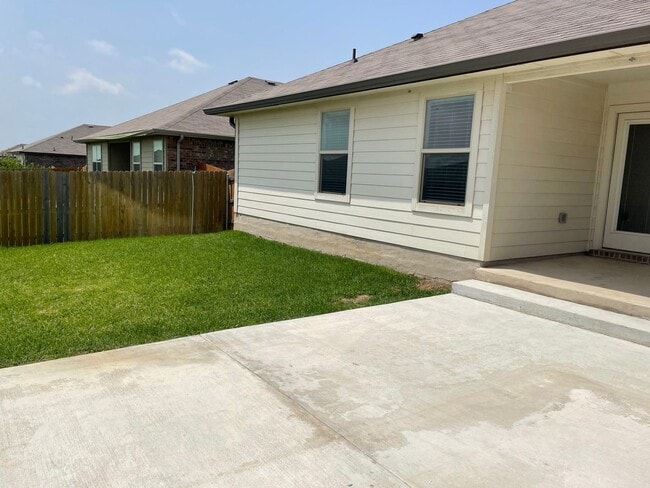 Building Photo - Available Now | Modern Single-Story 3 Bed, 2 Bath | Separate Office/Den | Big Yard | Pet Restrict...