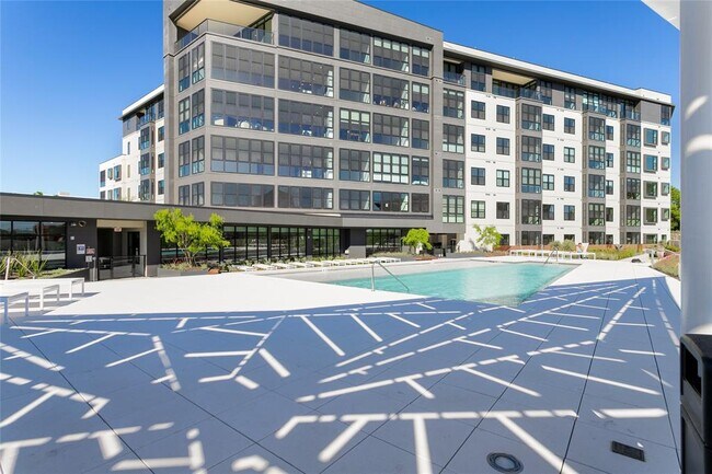 Building Photo - 800 Embassy Dr