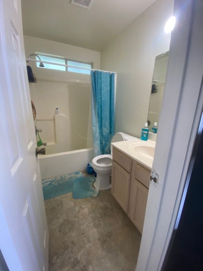 Building Photo - 3 Bed 3.5 Bath Duplex on TXST Bus Route!