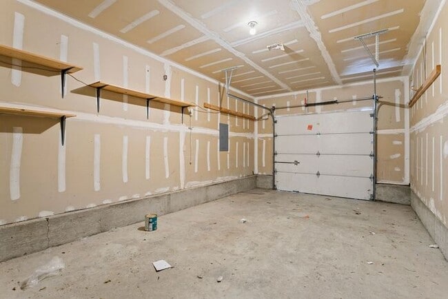 Building Photo - 3 bedroom townhouse with Garage!! Wont las...
