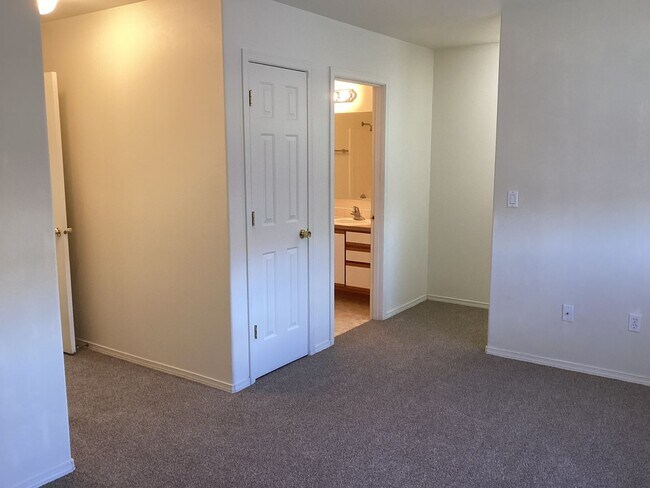 Building Photo - r1813/1815/1817