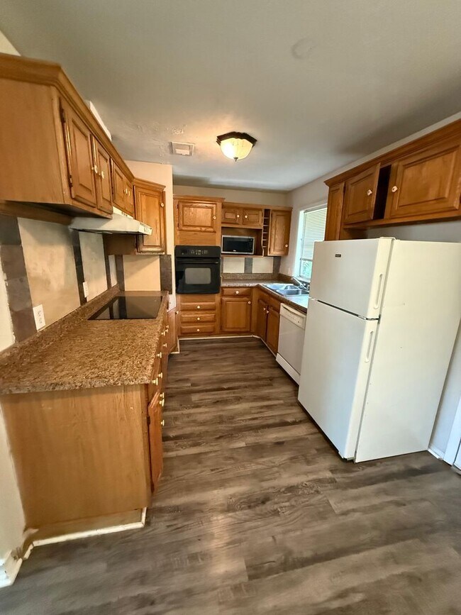 Building Photo - 323 Meadowbrook Ln