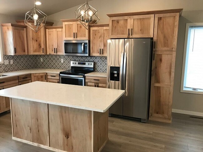 Building Photo - 4 Bed 2 Bath Single Family Home