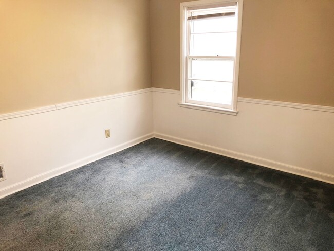 Building Photo - 2 BR Ranch Style Home with Fenced-in Back Yard & 1-Car Detached Garage