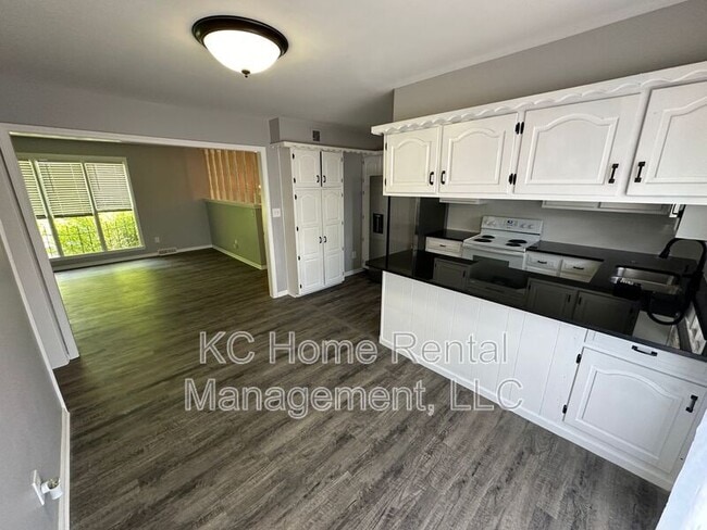 Building Photo - 209 NW Highland Ln