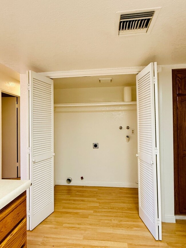 Building Photo - AVAILABLE NOW!!!