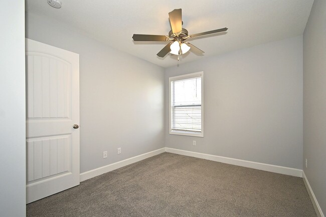 Building Photo - 3 Bedroom 2.5 bath 2 Car Garage   Duplex