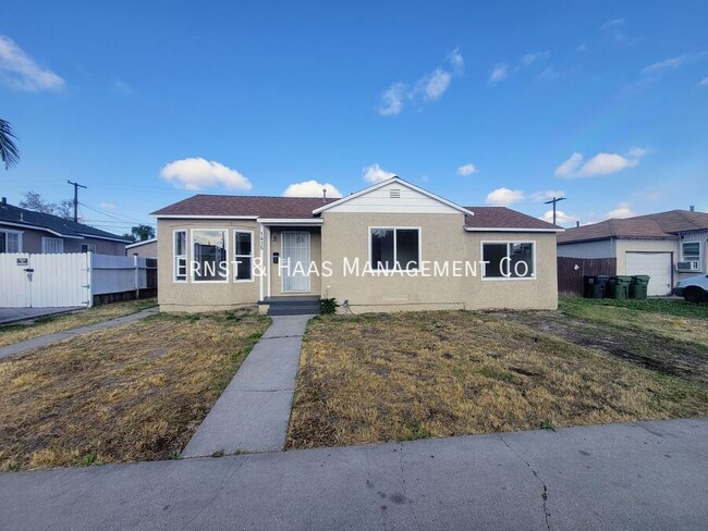 Building Photo - Wonderful 3 Bedroom Compton Home with Larg...