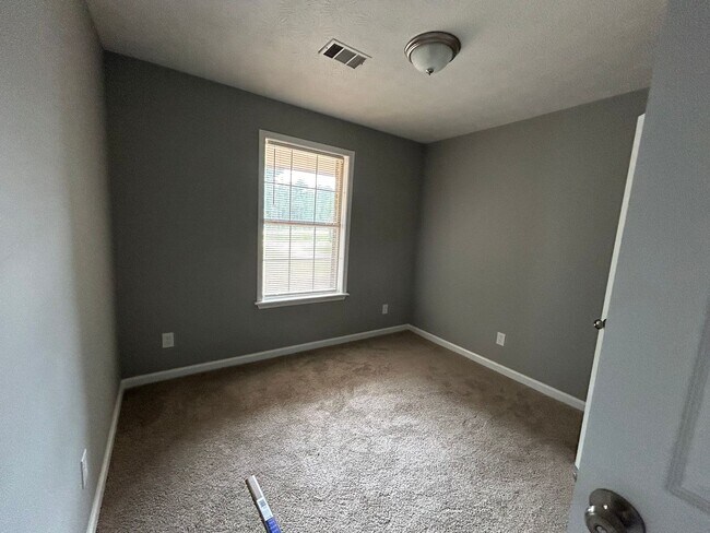 Building Photo - 2920 Lone Oak Rd