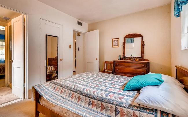 Building Photo - 3 bedroom / 2 bathroom house with large ba...