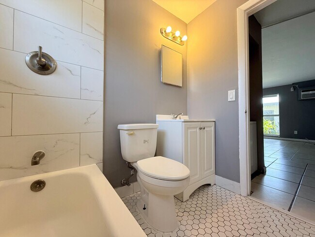 Building Photo - 815 2nd St