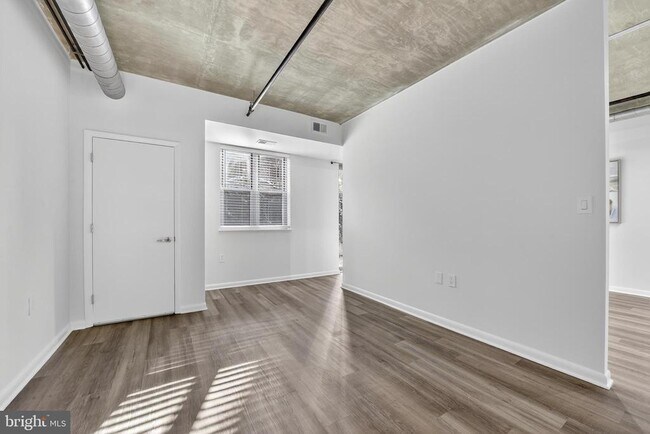 Building Photo - 1300 N St NW