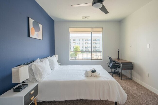 Building Photo - 688 W 1st St