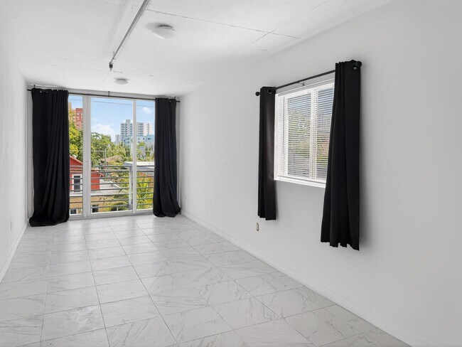 Building Photo - 444-542 SW 3rd Street - 542 SW 3rd St, F1