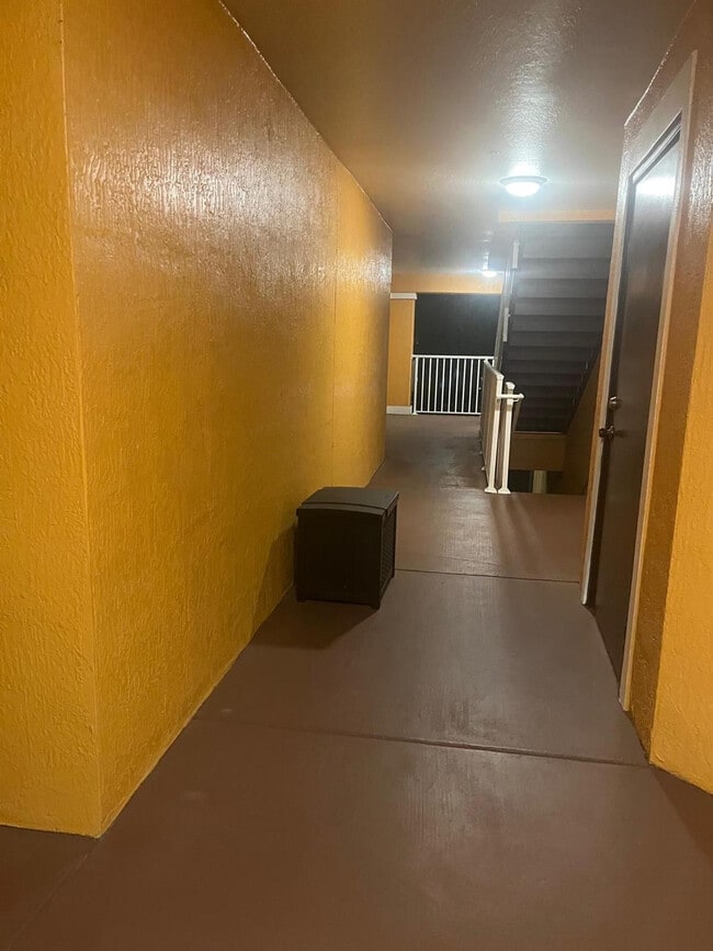 Building Photo - 5475 Vineland Rd