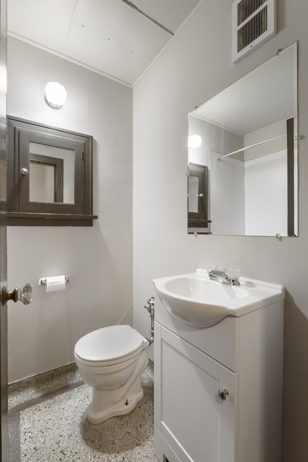 Building Photo - 16 N Broadway St