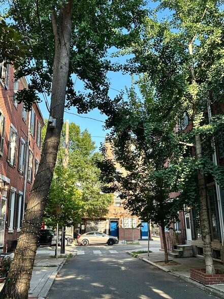 Building Photo - 421 S 17th St