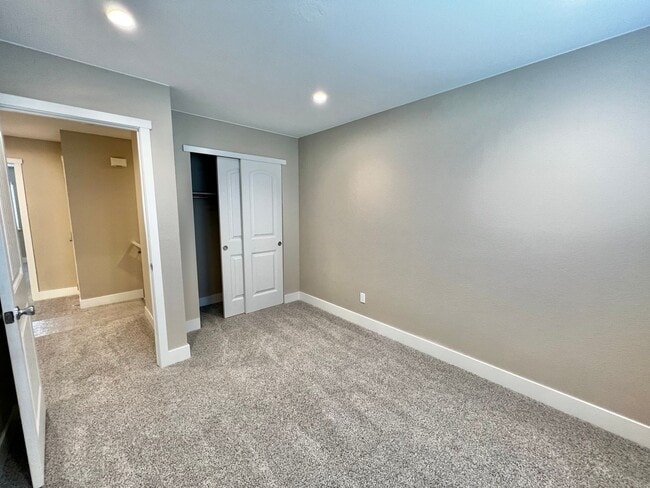 Building Photo - Spacious 3 bed, 2.5 bath home in Central Fort Collins