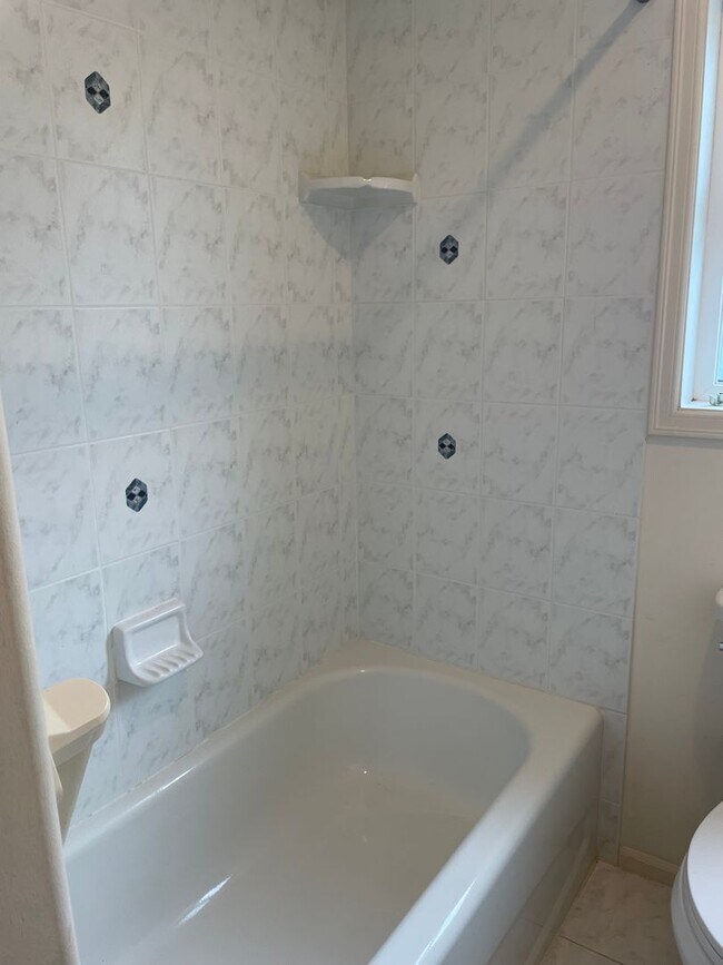 Building Photo - Single Level Useless Bay Home with Bonus Room!