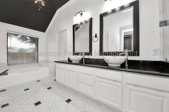 Building Photo - 15818 Sweetwater Creek Dr