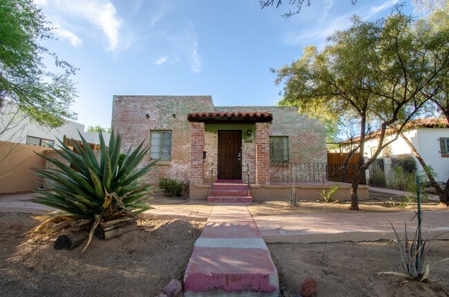 Building Photo - Iconic Sam Hughes Bungalow! Steps away from University of Arizona Main Campus!
