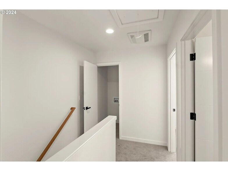 Building Photo - 1570 SE 50th Ave