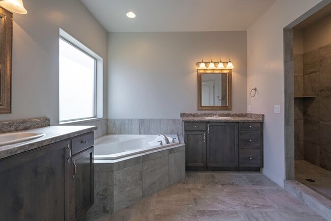 Building Photo - 4 bedroom 2 Bath Home in Desert Edge Cove - RV parking!