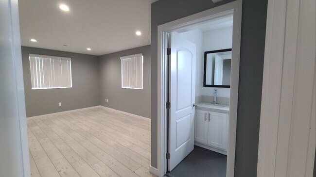 Building Photo - 32(839)