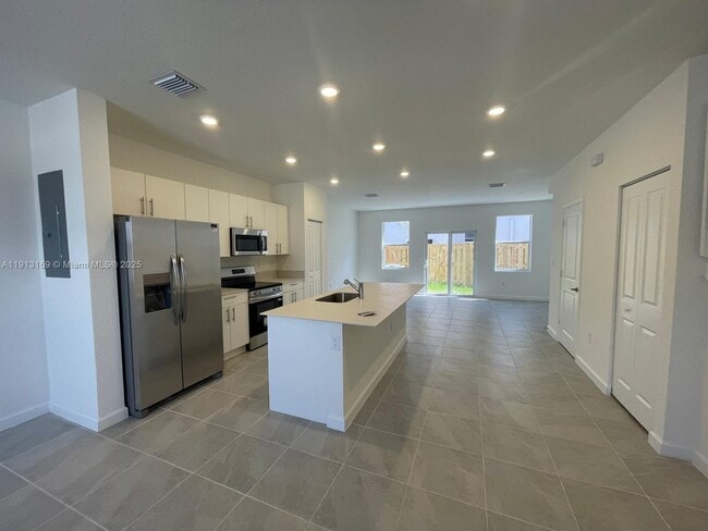 Building Photo - 1076 SE 2nd St