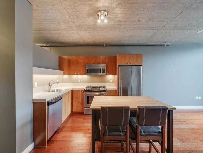 Building Photo - Charming 1 bedroom  1 bath Condo in Portland's Downtown Goose Hollow Neighborhood, with Utilities...