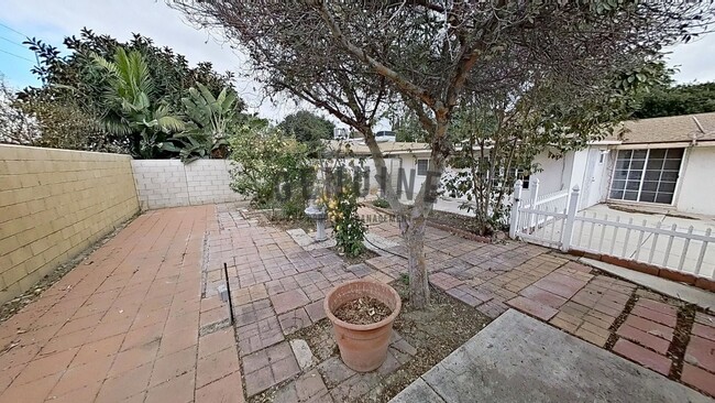 Building Photo - Large 4 Bedroom House in Fullerton - 2 Car...