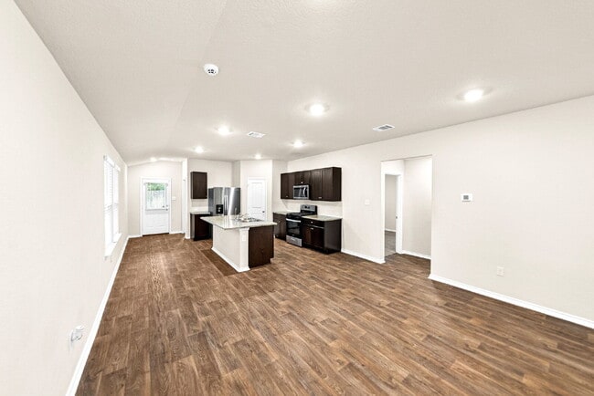 Building Photo - 2 Weeks FREE RENT with 12 Month Lease. 1 Month FREE with 18 Month Lease