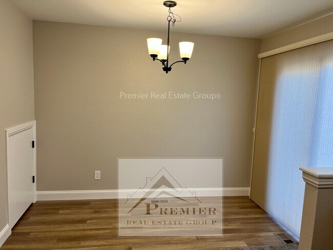 Building Photo - 7905 Lexington Park Dr
