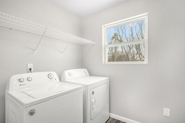 Building Photo - 475 Oak View Dr