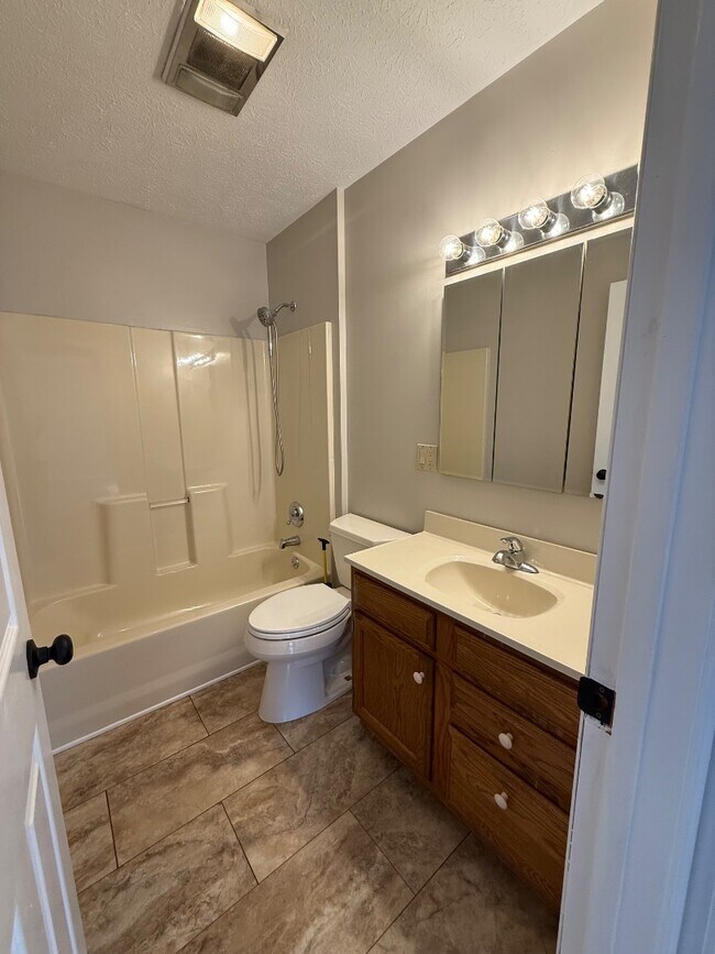 Building Photo - 305 Cherokee Village Dr