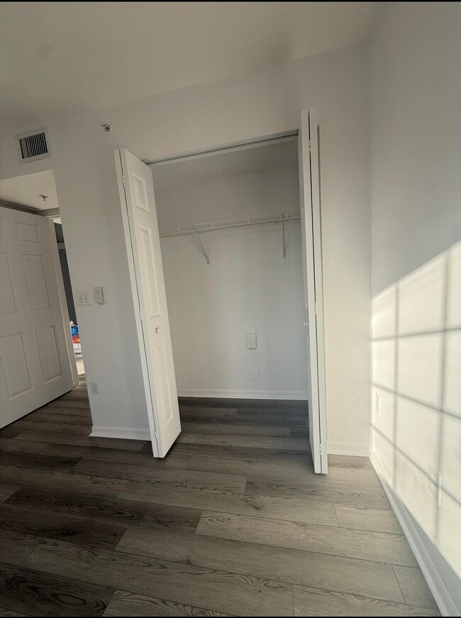 Building Photo - 100 Crestwood Ct N