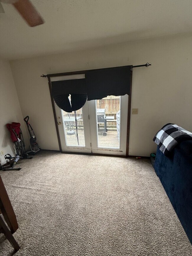 Building Photo - HEST412