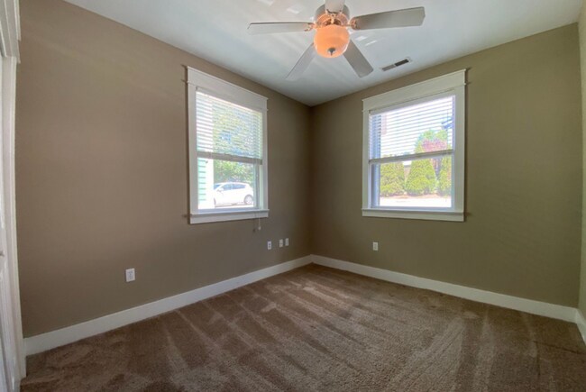 Building Photo - 425 E Hillside Dr