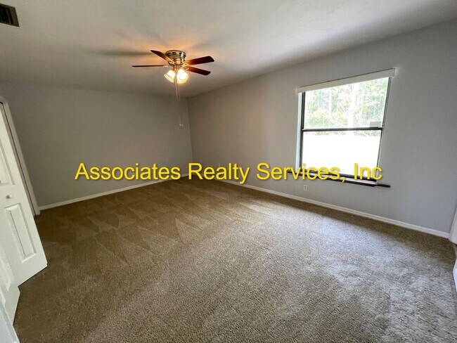 Building Photo - Nice 3 bedroom House! Great for families! ...