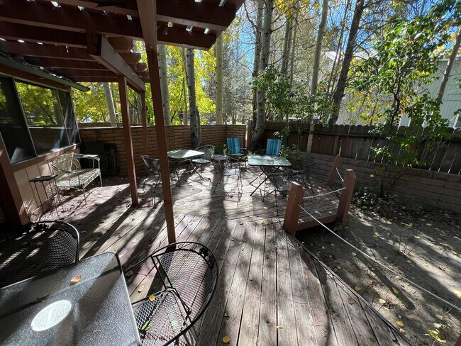 Building Photo - Large furnished 4 bedroom home with 2 car ...