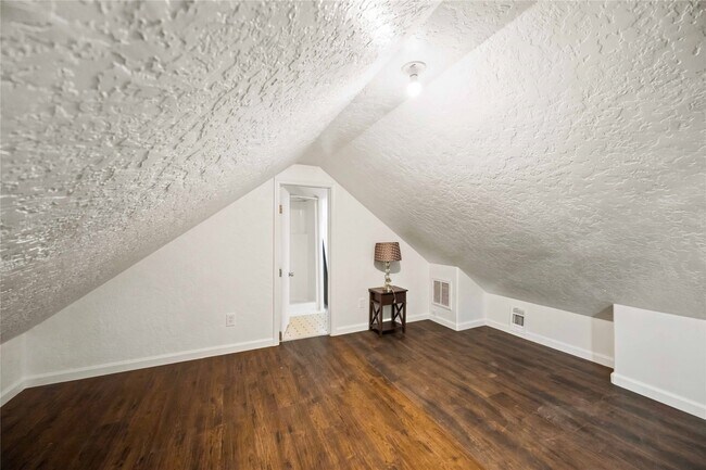 Building Photo - 824 W 17th St