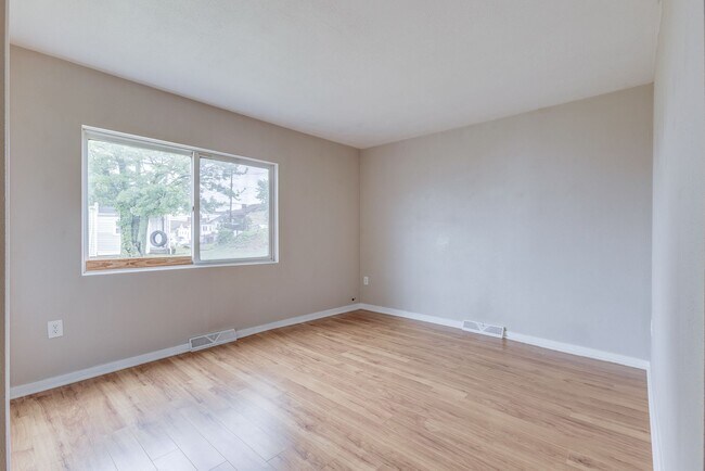 Building Photo - 1022 E Warrington Ave