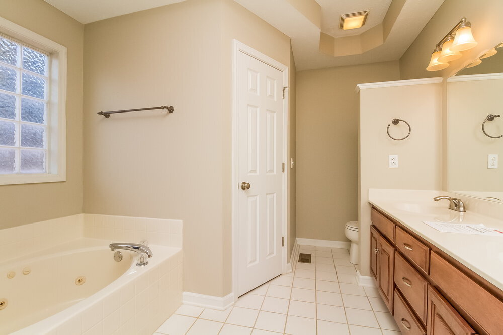 Building Photo - 304 Acorn Ct