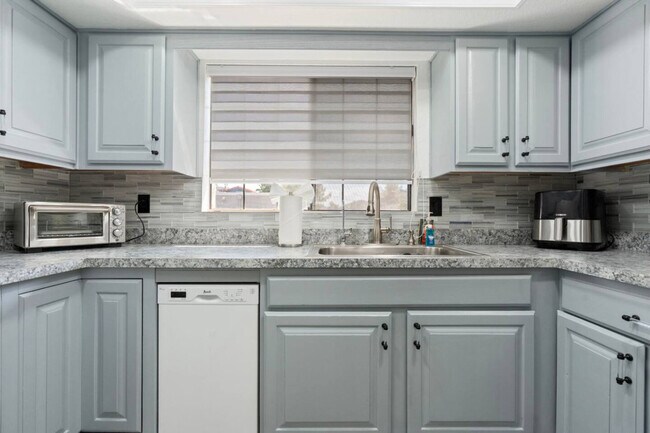 Building Photo - 15402 N 28th St