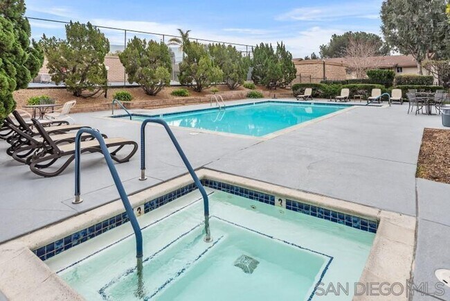 Building Photo - Gorgeous Upper Unit Condo in Fairway Knoll...