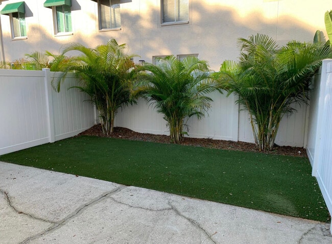 Building Photo - 413 S Melville Ave