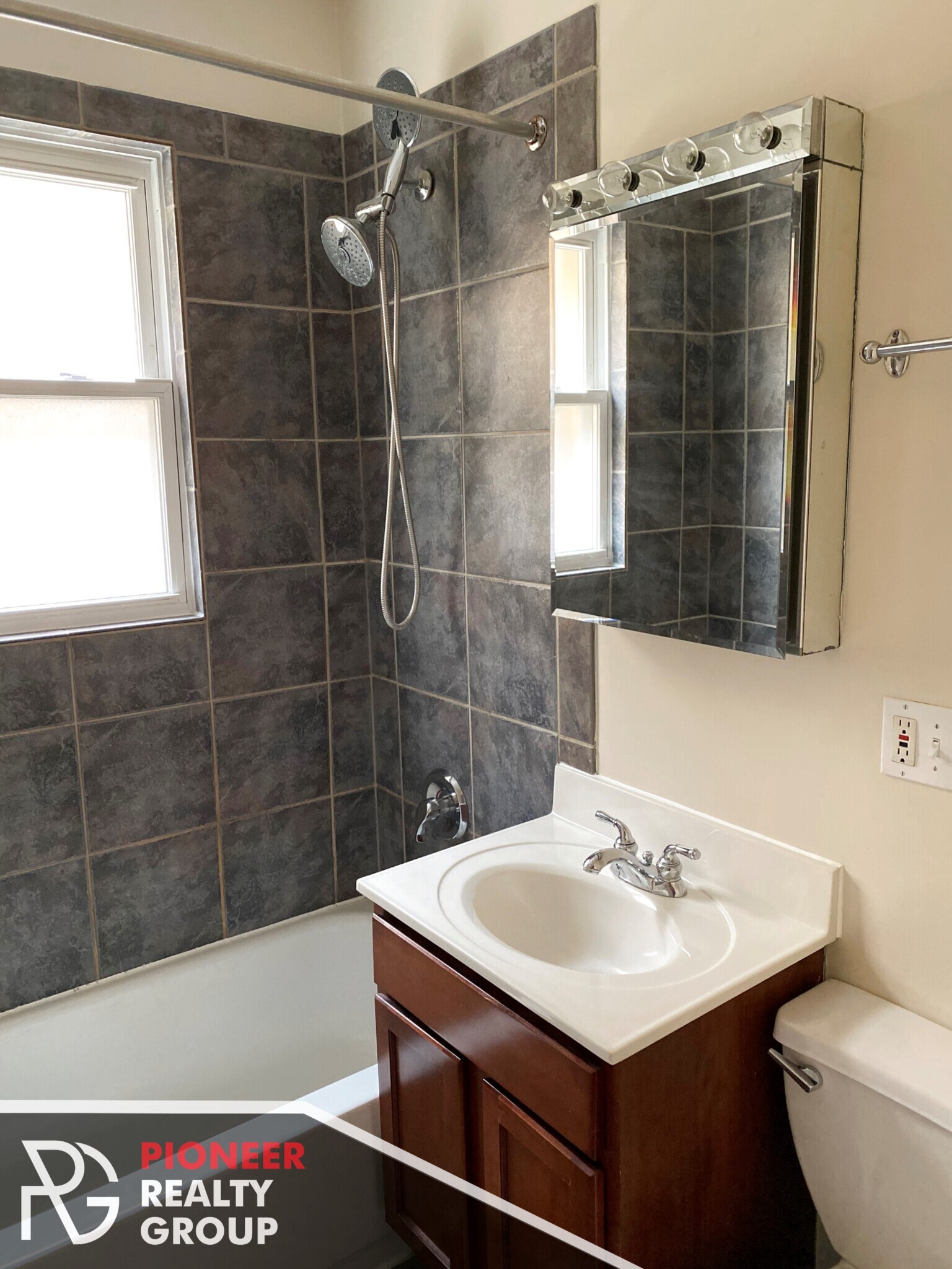 Building Photo - 628 W Roscoe St