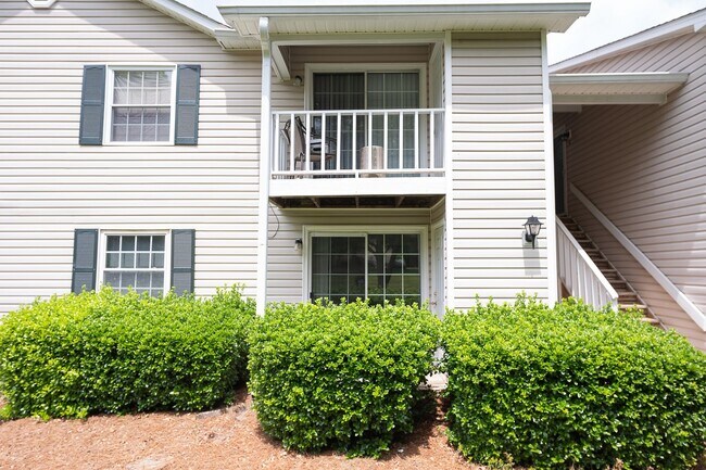 Building Photo - 2 Bed, 1 Bath Condo off Wendover Ave Green...
