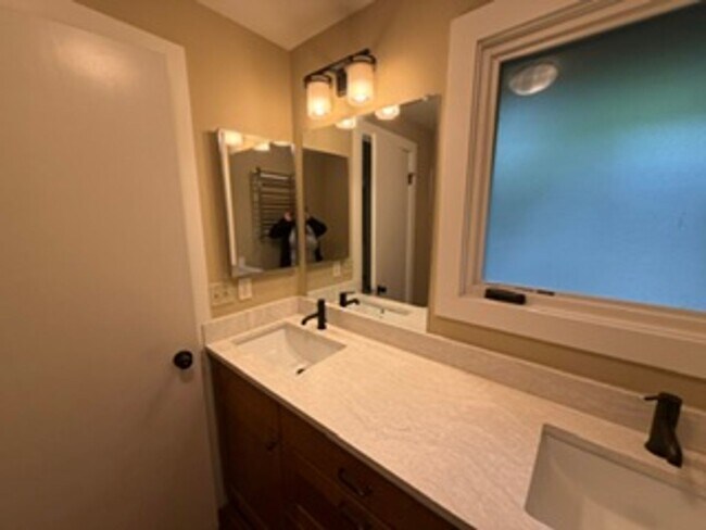 Building Photo - Charming, Spacious, Updated Home in Lake Oswego!